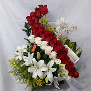 ePayco | Diseño en espiral, 24 rosas Rojas, 12 rosas blancas, 6 lirios  Blancos, 6 orquídeas, Los colores de las flores pueden variar según  disponibilidad. $145,000.00 COP
